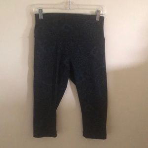 Lululemon size 8 yoga Capri cool design dark color
